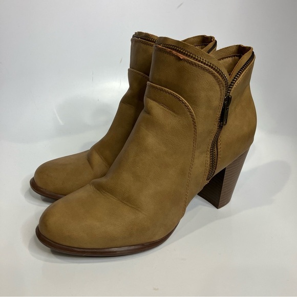 Margaritaville Jazz faux leather ankle boots heels tan size 10 casual neutral - Picture 3 of 8